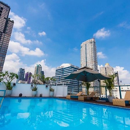 Sapphire Hotel Silom Банкок Екстериор снимка The pool at the rooftop of the hotel