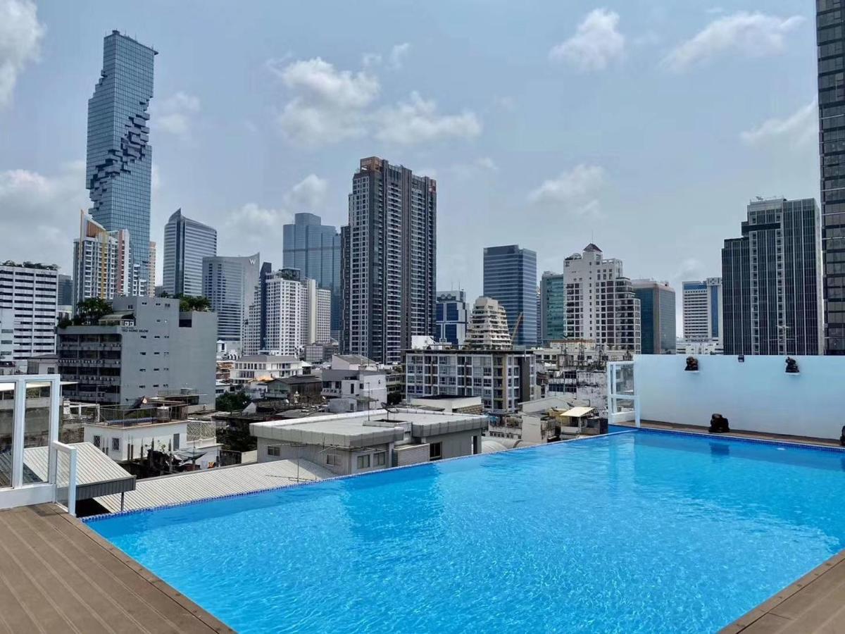 Sapphire Hotel Silom Банкок Екстериор снимка View of the city from the rooftop pool