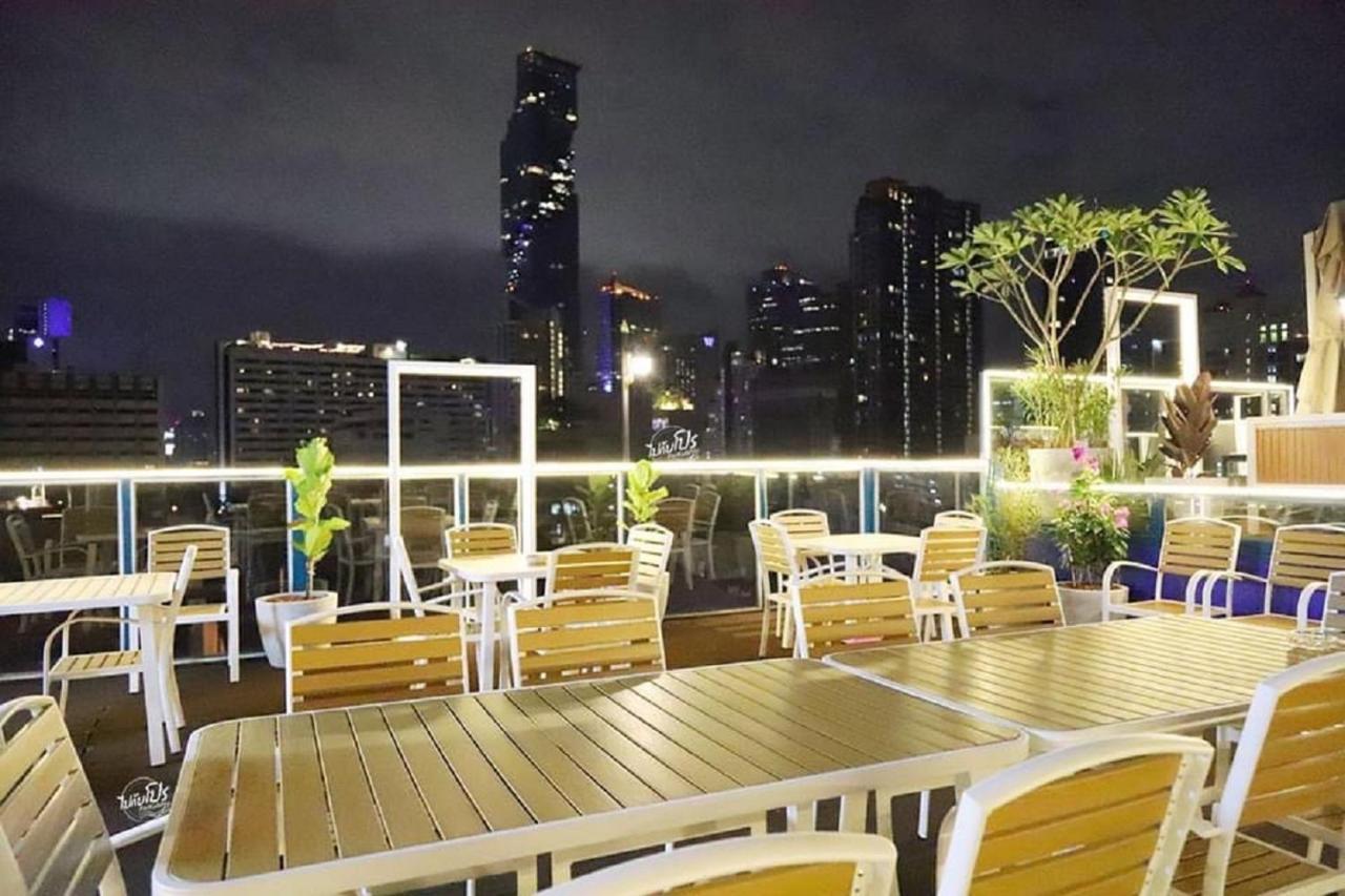 Sapphire Hotel Silom Банкок Екстериор снимка Rooftop bar at the hotel