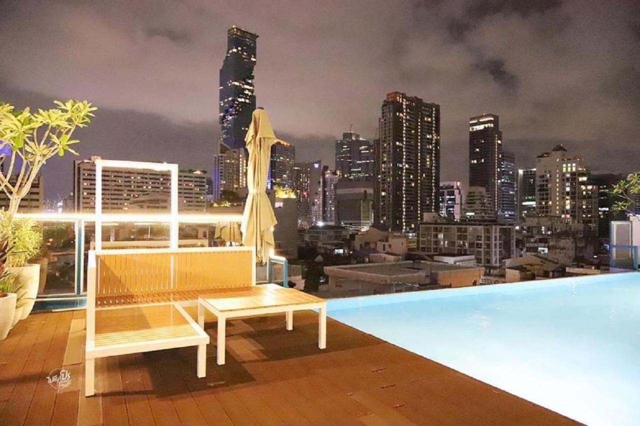Sapphire Hotel Silom Банкок Екстериор снимка The rooftop pool at the hotel