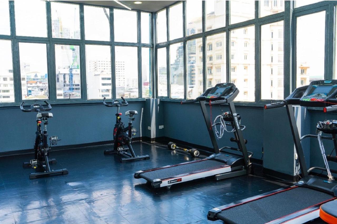 Sapphire Hotel Silom Банкок Екстериор снимка The gym at the hotel