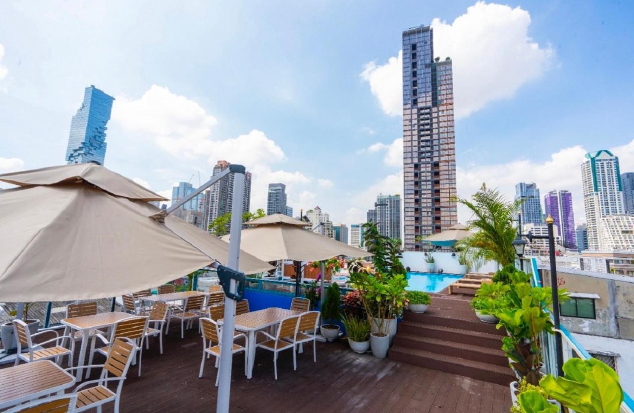 Sapphire Hotel Silom Банкок Екстериор снимка Rooftop pool at the hotel