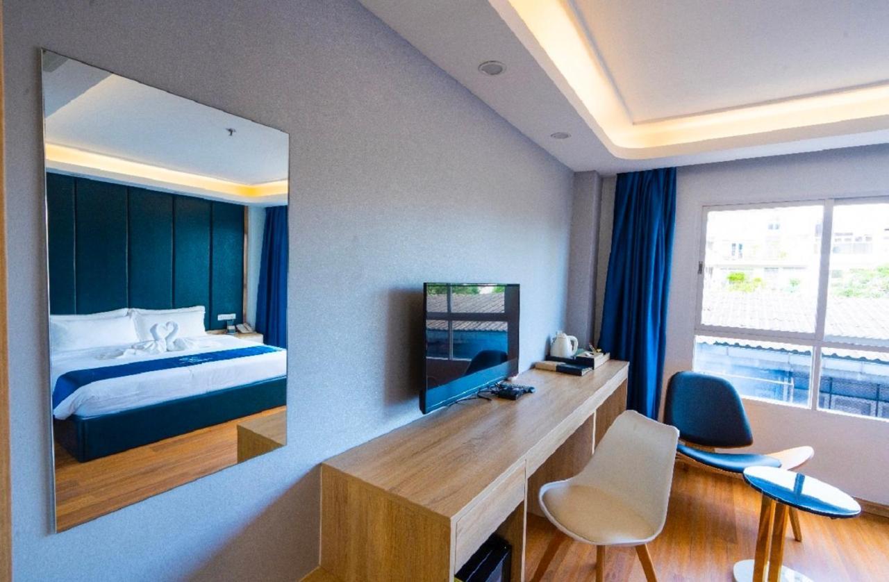 Sapphire Hotel Silom Банкок Екстериор снимка Deluxe Room