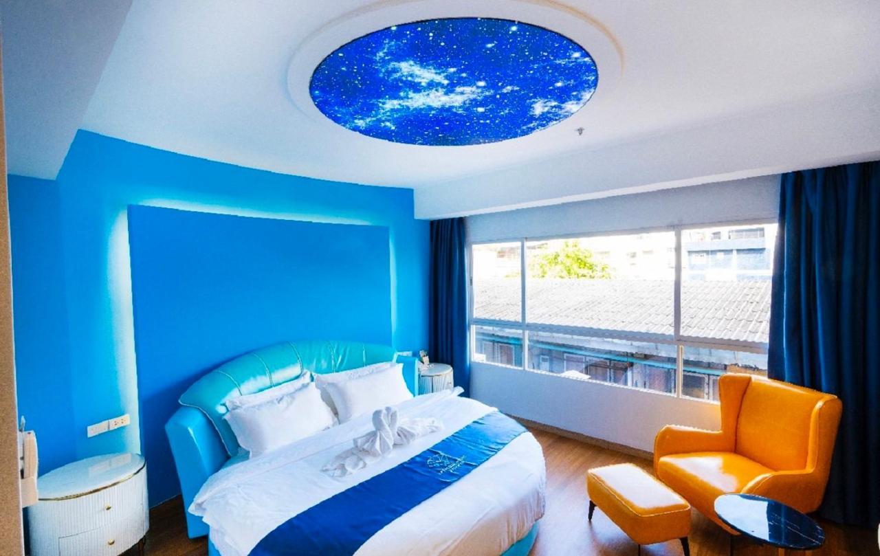 Sapphire Hotel Silom Банкок Екстериор снимка A room at the hotel