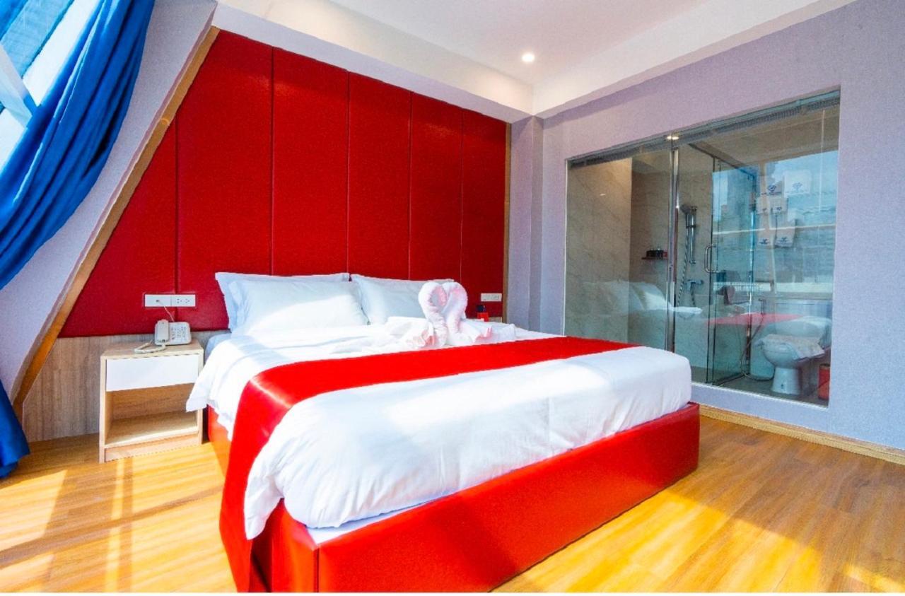 Sapphire Hotel Silom Банкок Екстериор снимка A room at the hotel