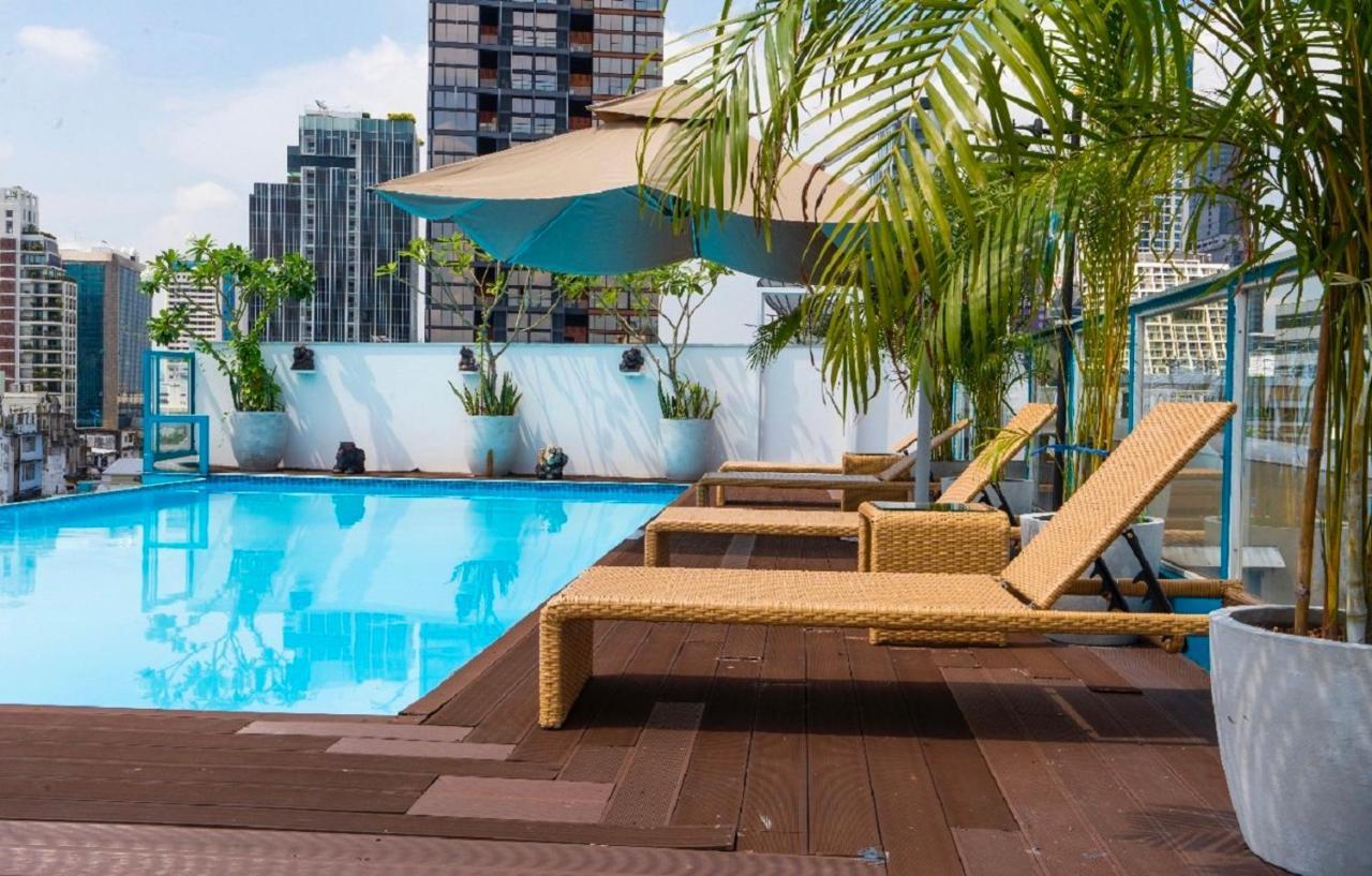 Sapphire Hotel Silom Банкок Екстериор снимка Rooftop pool at the hotel