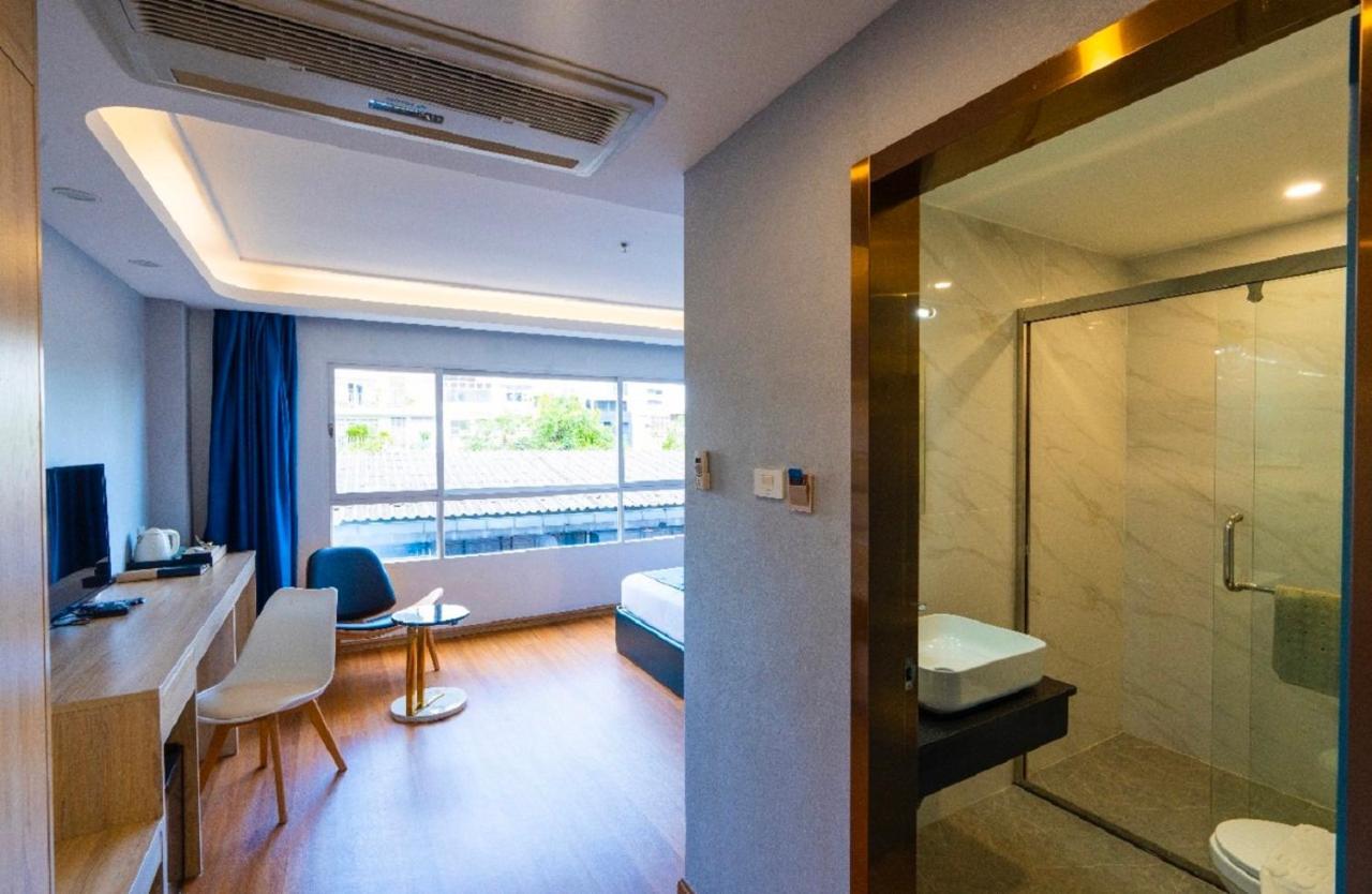 Sapphire Hotel Silom Банкок Екстериор снимка A room at the hotel
