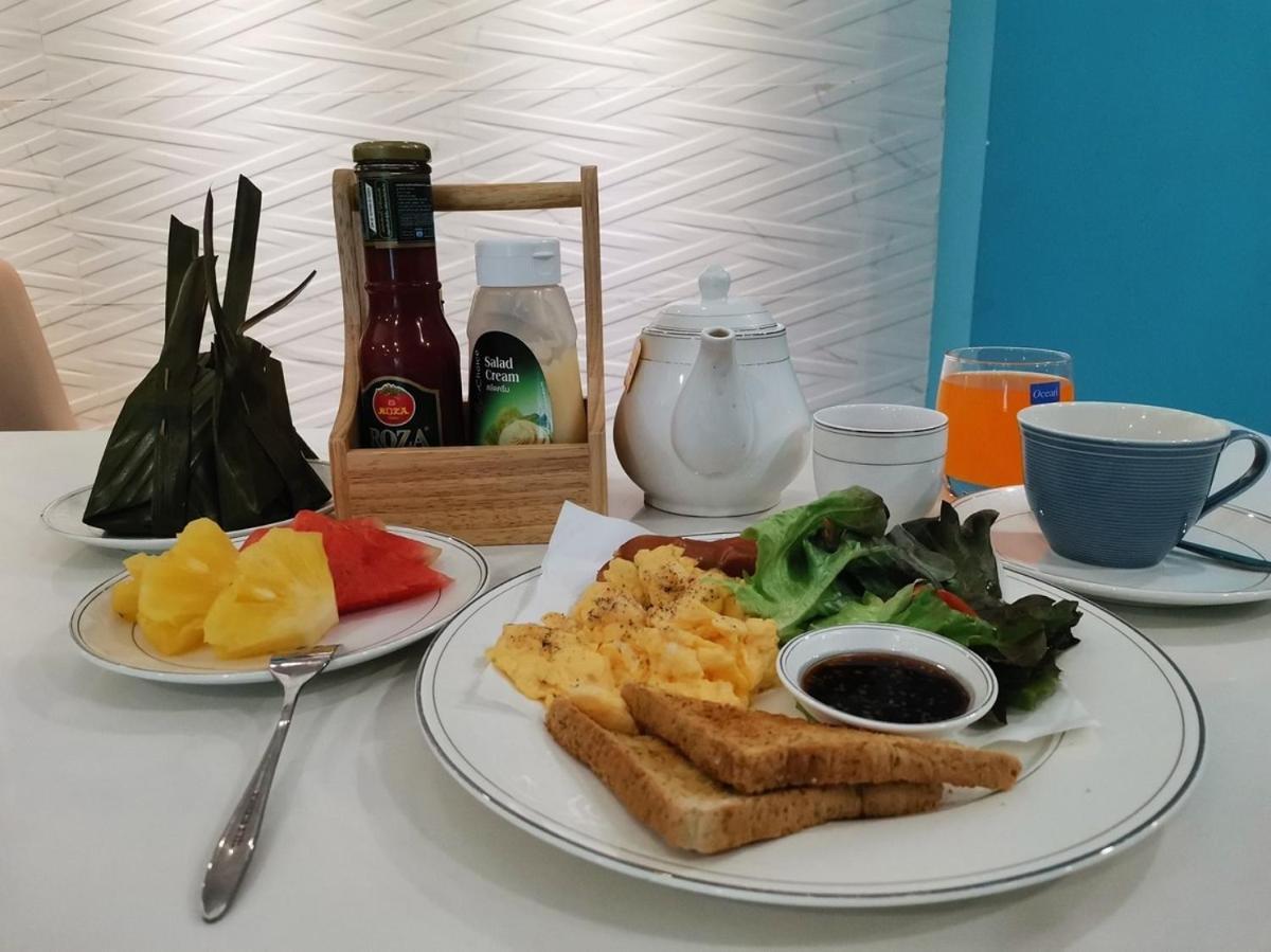 Sapphire Hotel Silom Банкок Екстериор снимка A breakfast set at a restaurant in Malaysia