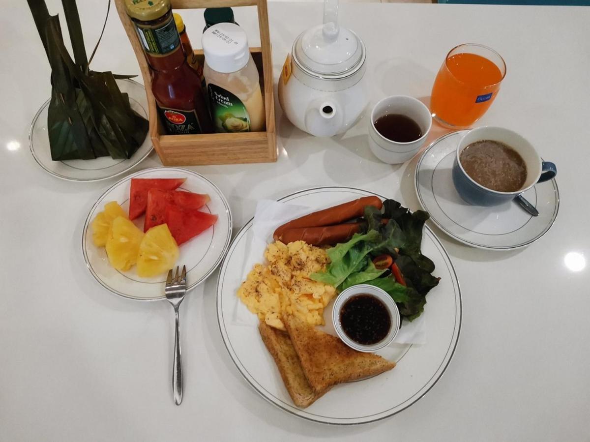 Sapphire Hotel Silom Банкок Екстериор снимка A breakfast set at a hotel in Jakarta, Indonesia