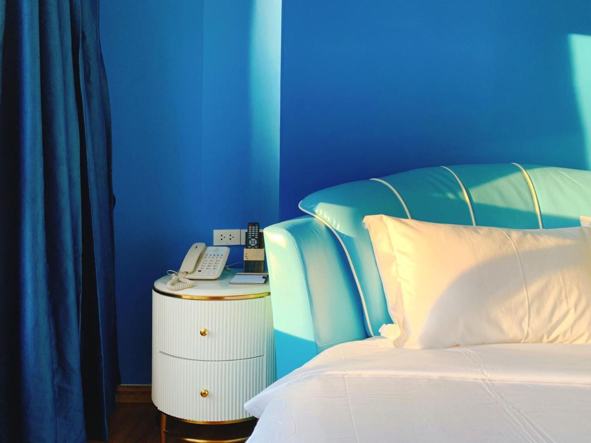 Sapphire Hotel Silom Банкок Екстериор снимка A bedroom at the hotel