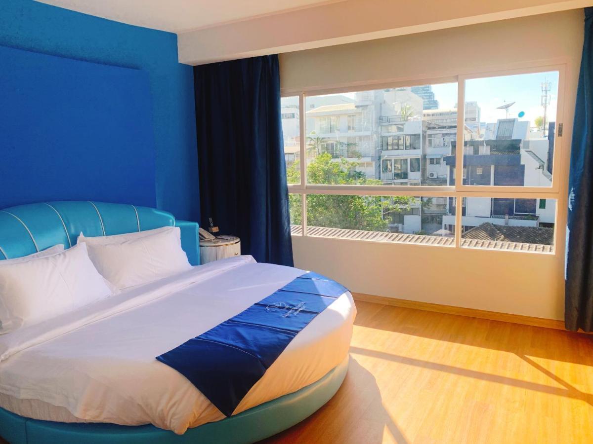 Sapphire Hotel Silom Банкок Екстериор снимка A bedroom at the hotel