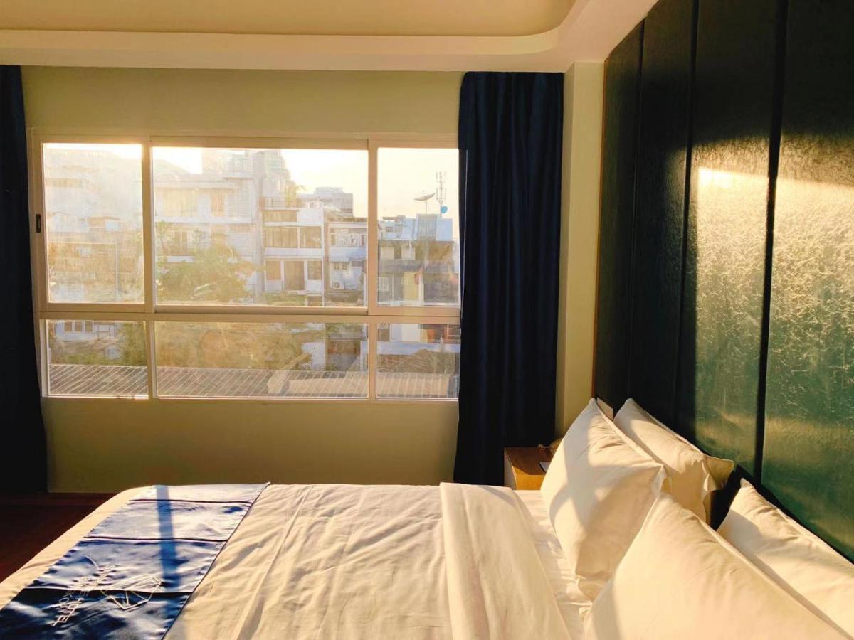 Sapphire Hotel Silom Банкок Екстериор снимка A room at the hotel