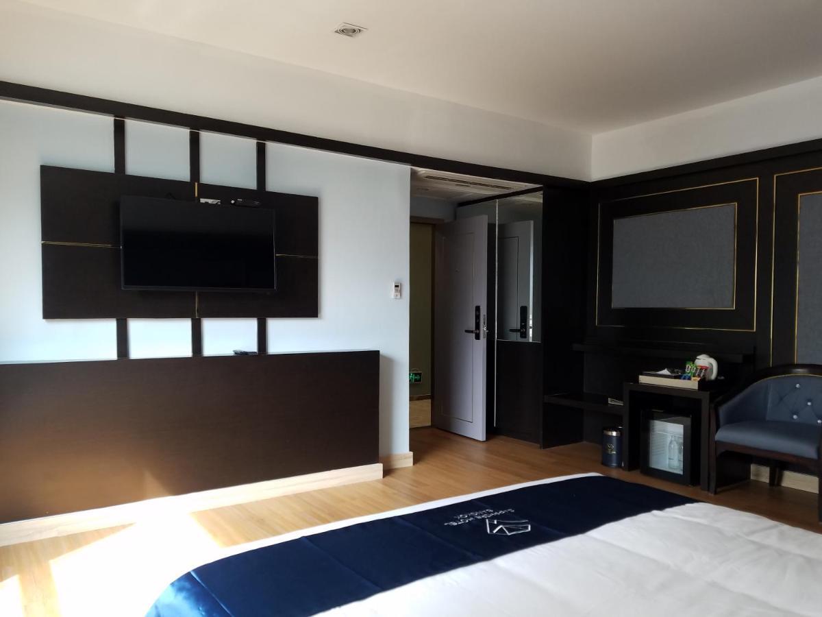 Sapphire Hotel Silom Банкок Екстериор снимка A room at the hotel