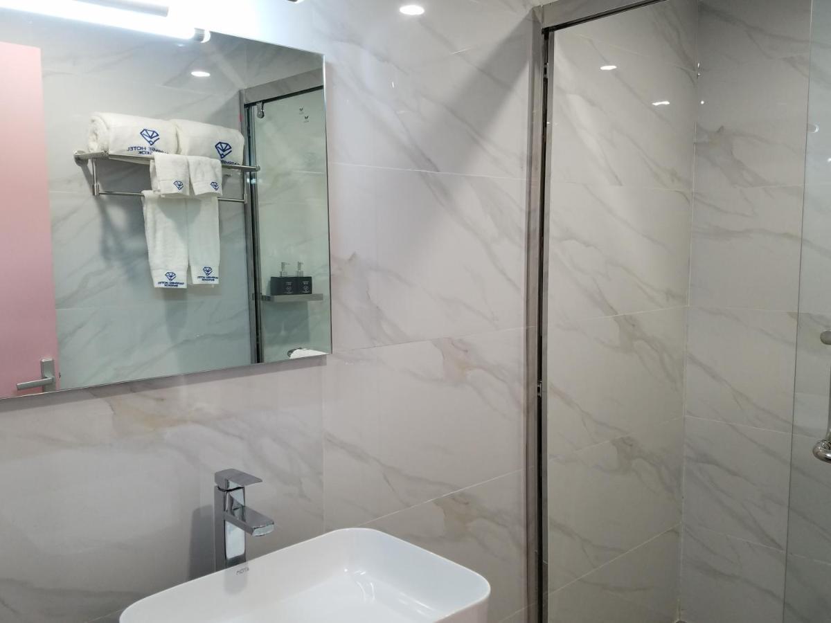 Sapphire Hotel Silom Банкок Екстериор снимка Bathroom